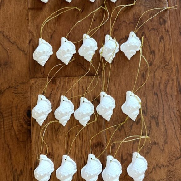 20 white resin conch seashell shell Christmas ornaments gold ribbon - Picture 1 of 6
